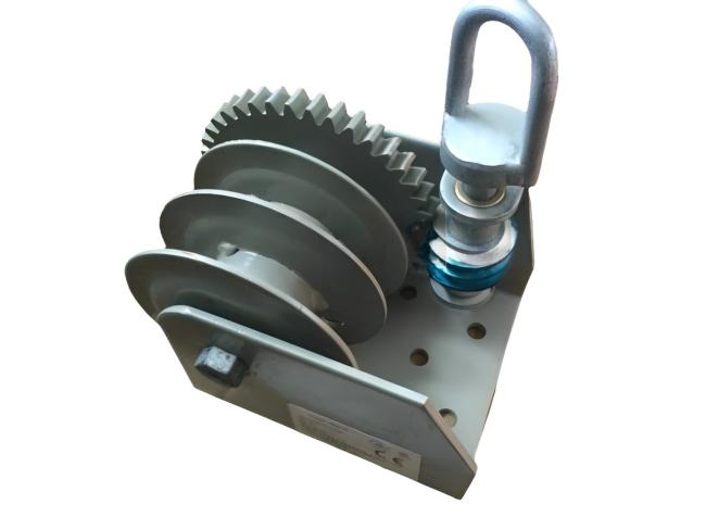 Ceiling winch 600 kg. self-locking lacquered - installation in an average house Lubing (4415)